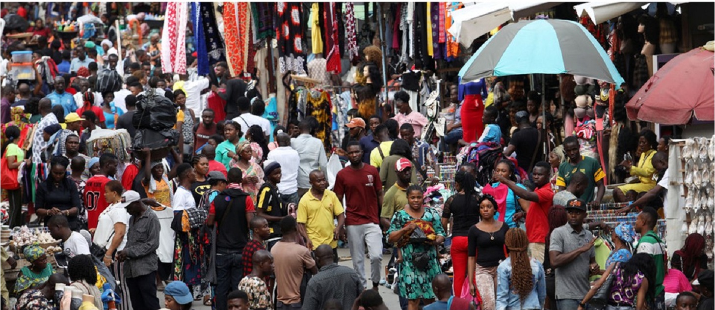 Image of a crowd of Africans in an open market.